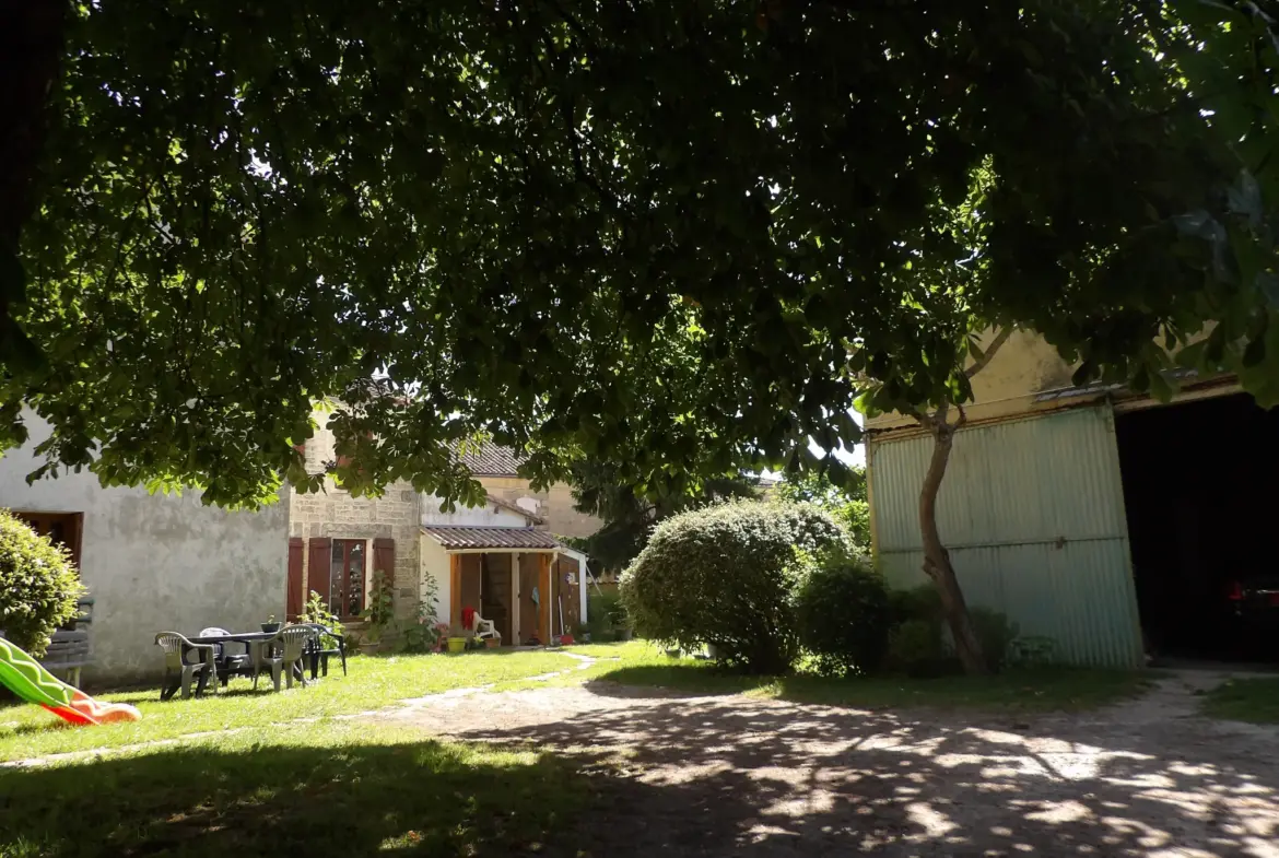 Maison ancienne avec jardin et dépendances à Bazauges 