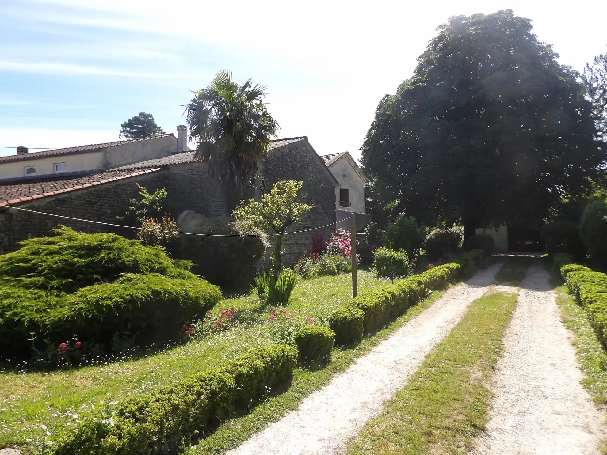 Maison ancienne avec jardin et dépendances à Bazauges 