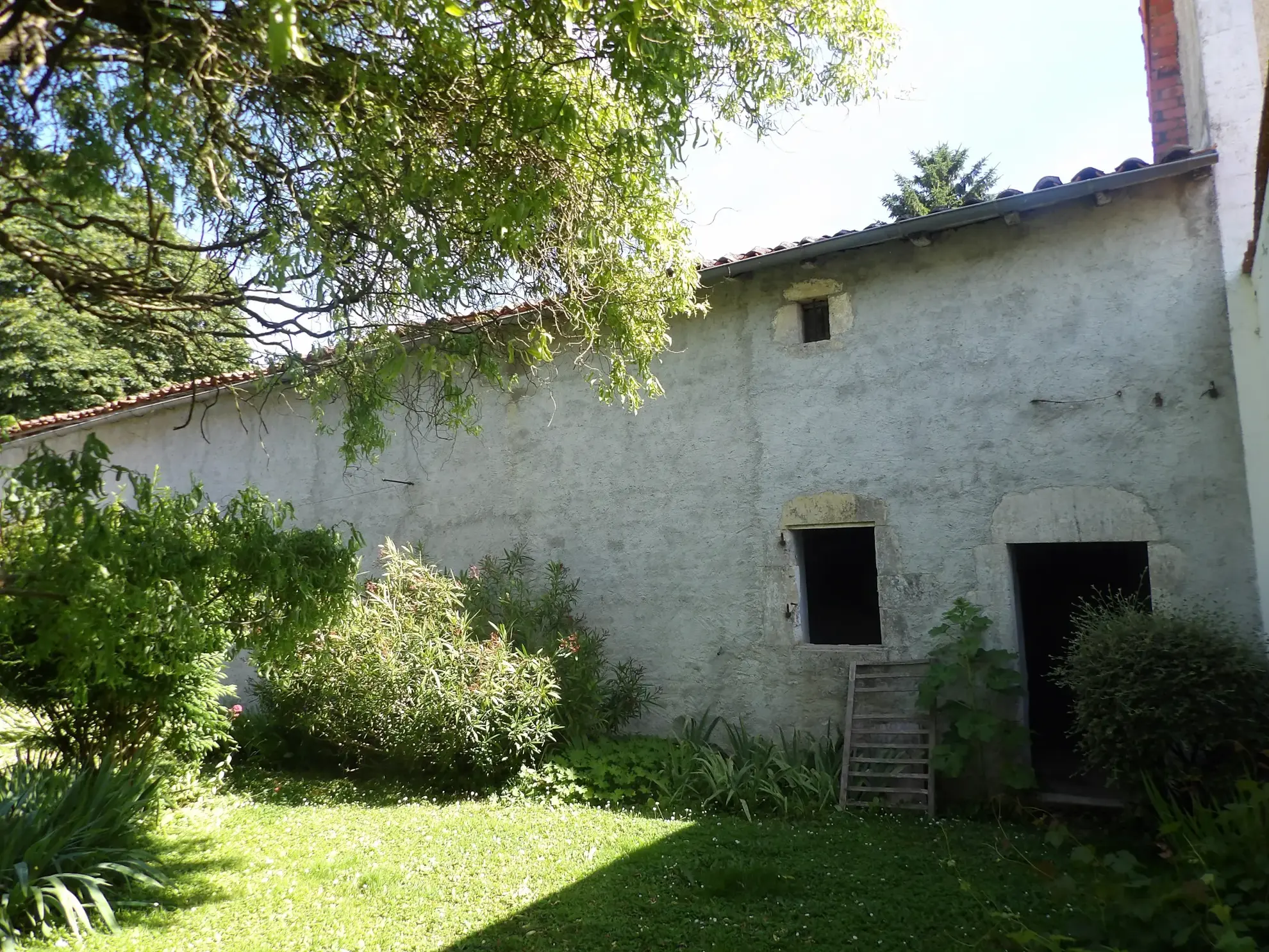 Maison ancienne avec jardin et dépendances à Bazauges 