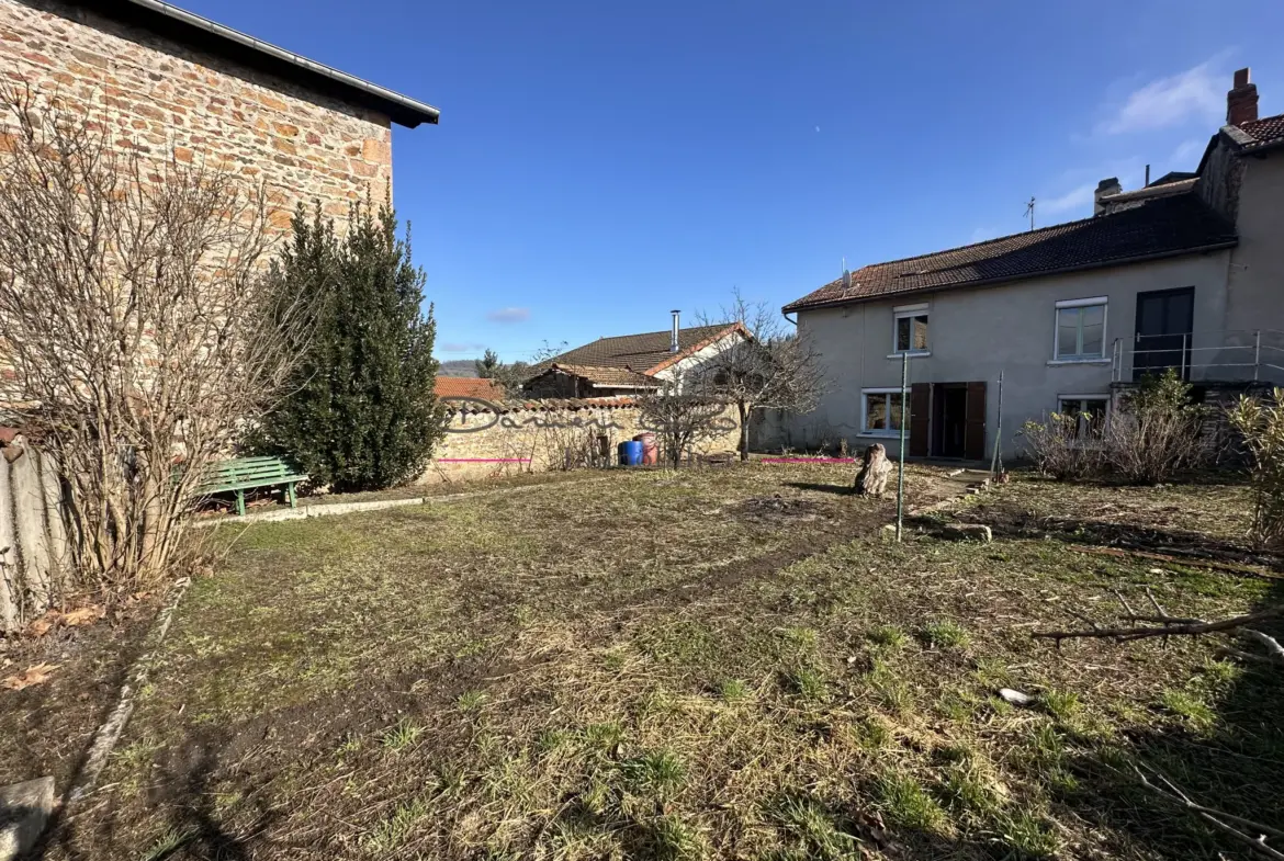 Maison de village à Bourg de Thizy avec garage et jardin 