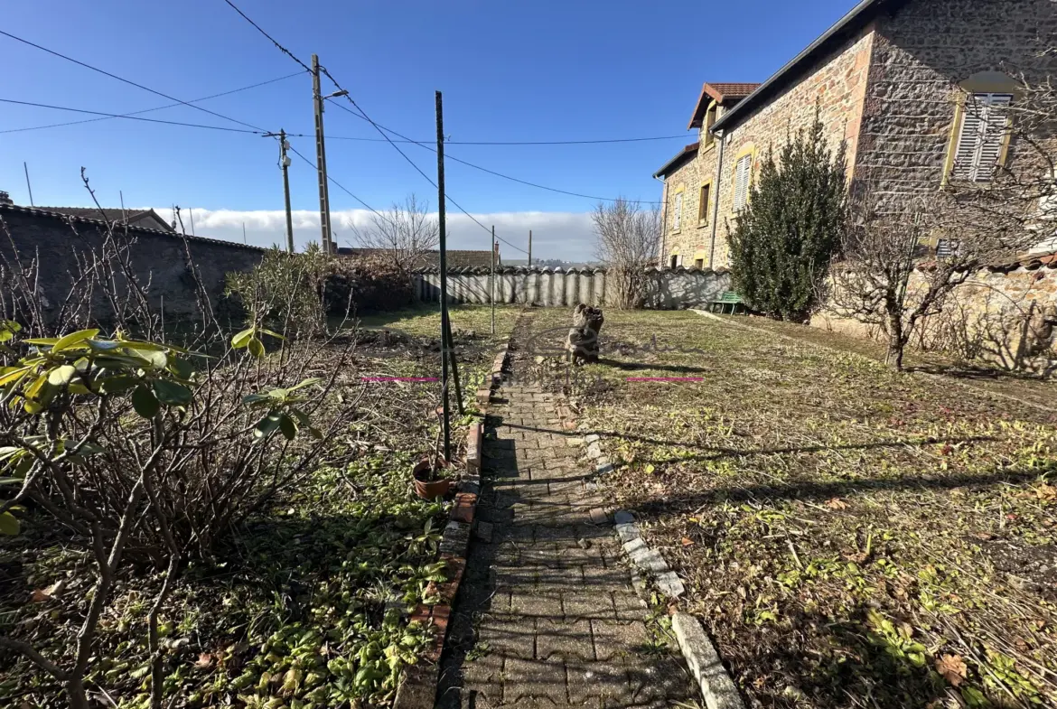 Maison de village à Bourg de Thizy avec garage et jardin 