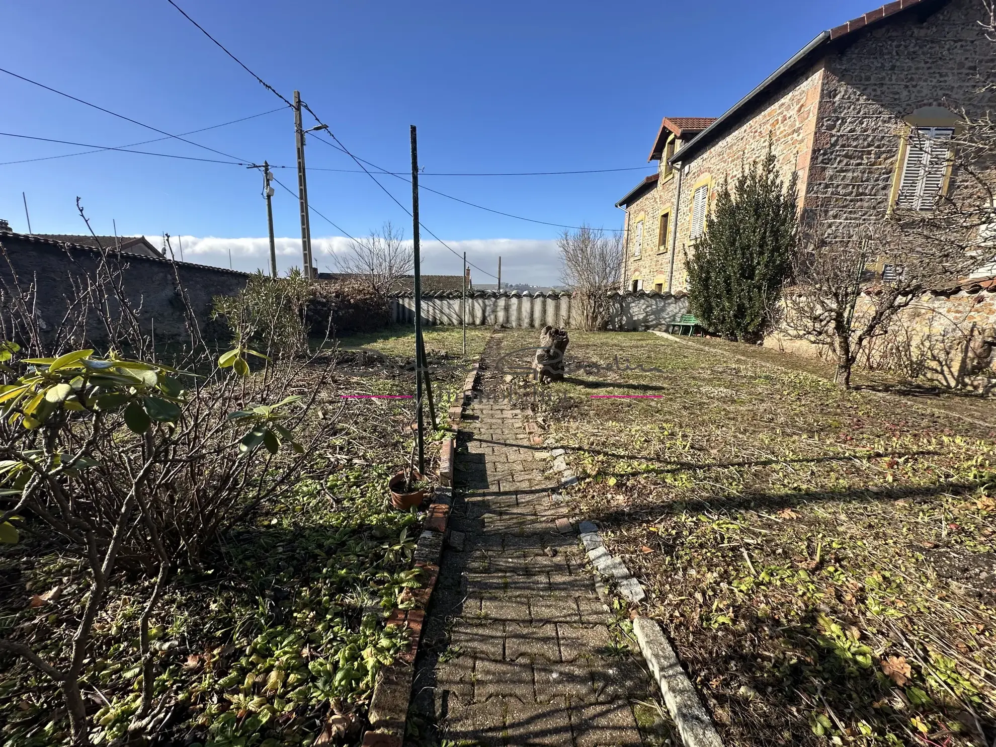 Maison de village à Bourg de Thizy avec garage et jardin 