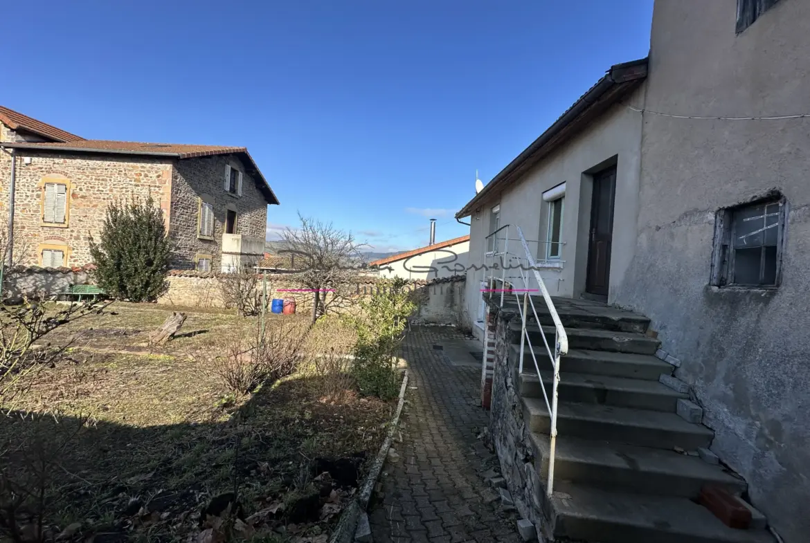 Maison de village à Bourg de Thizy avec garage et jardin 