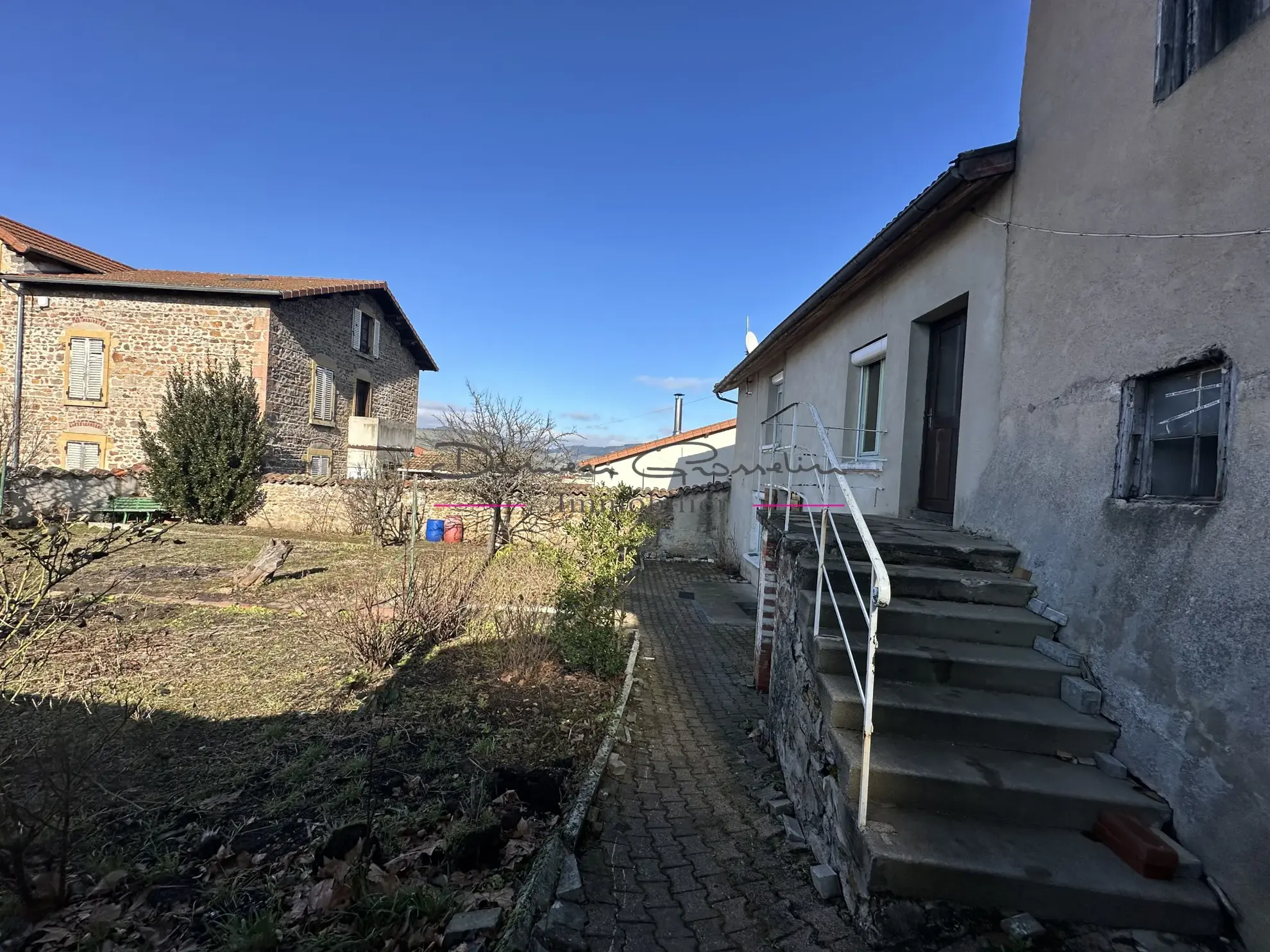 Maison de village à Bourg de Thizy avec garage et jardin 