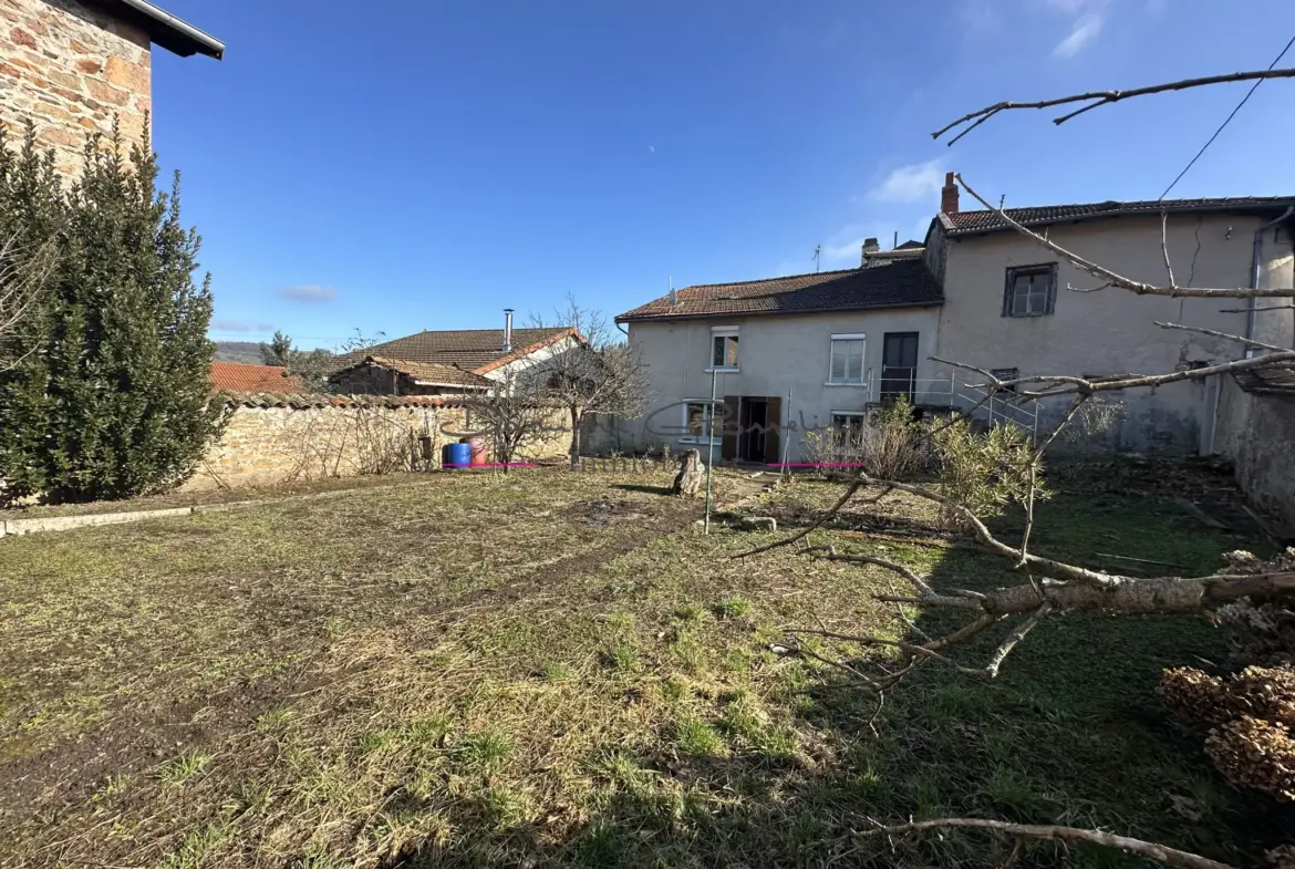 Maison de village à Bourg de Thizy avec garage et jardin 