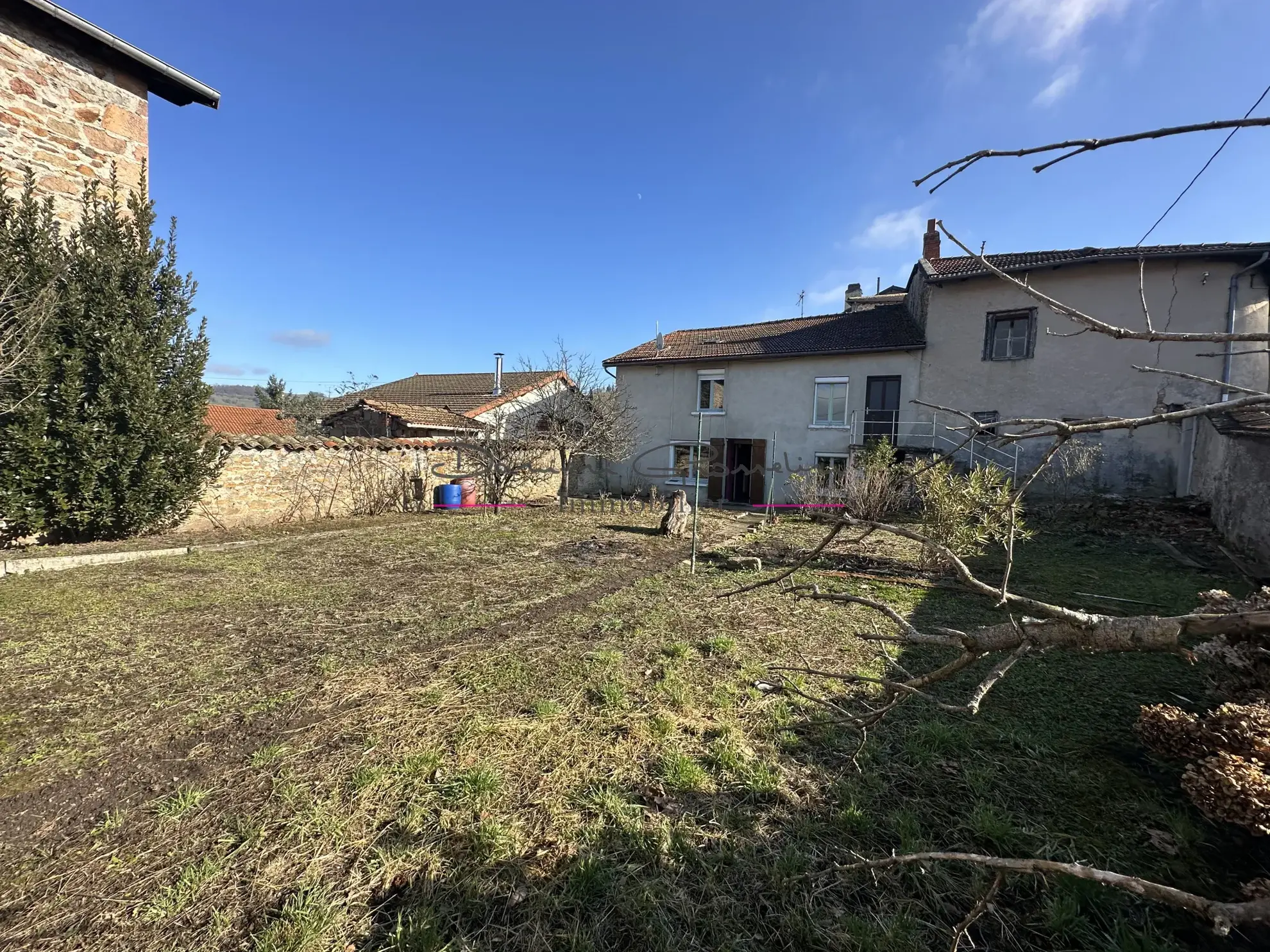 Maison de village à Bourg de Thizy avec garage et jardin 