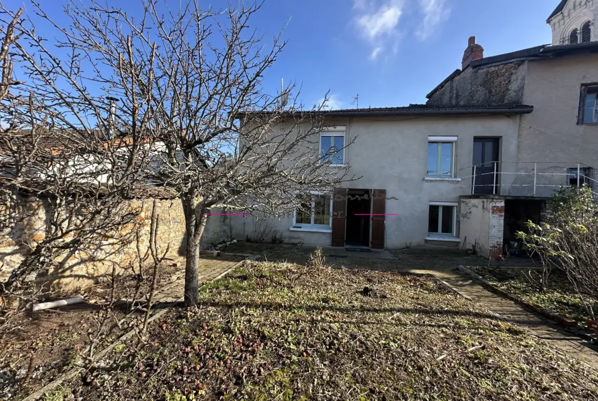 Maison de village à Bourg de Thizy avec garage et jardin 