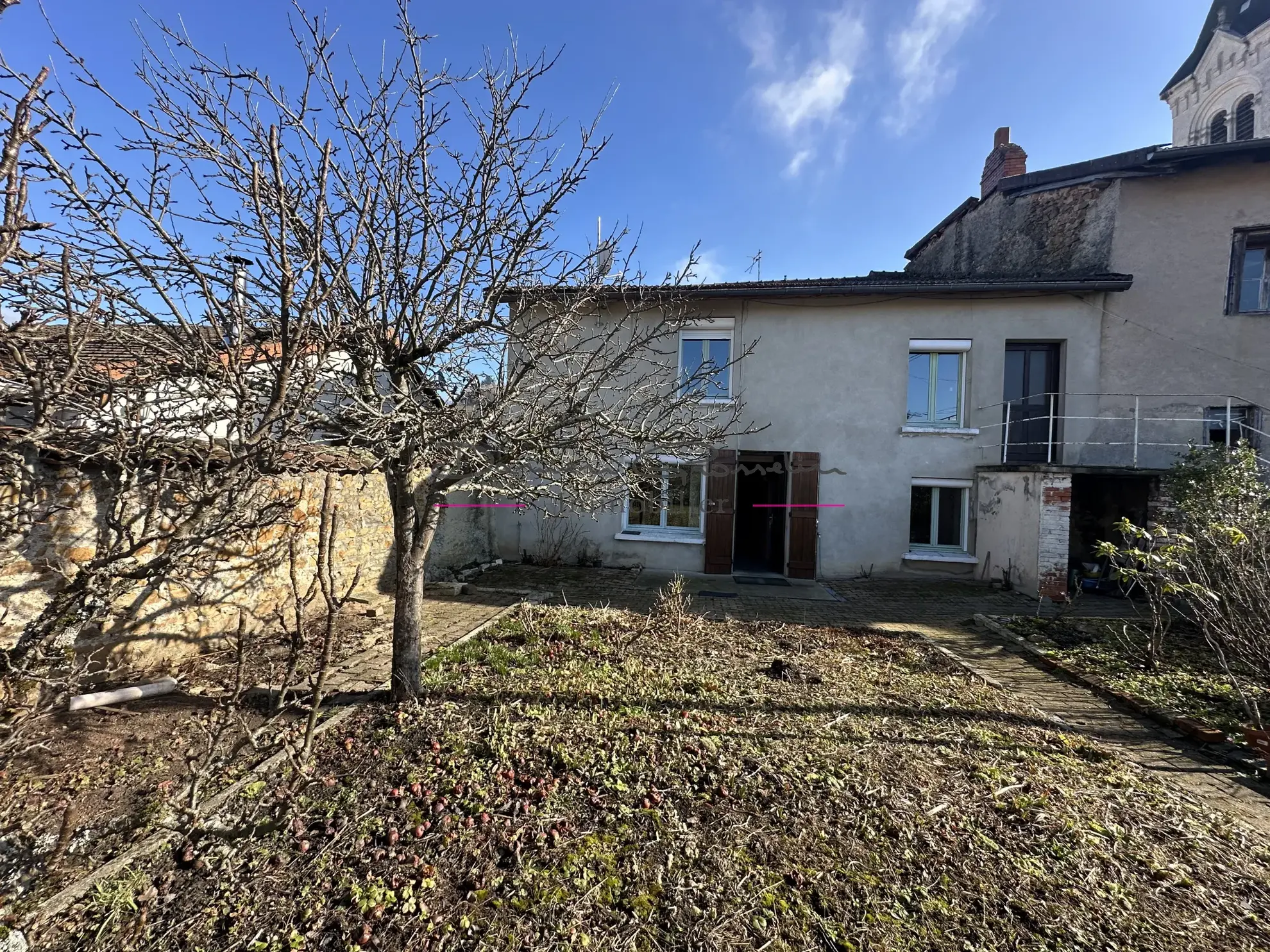 Maison de village à Bourg de Thizy avec garage et jardin 