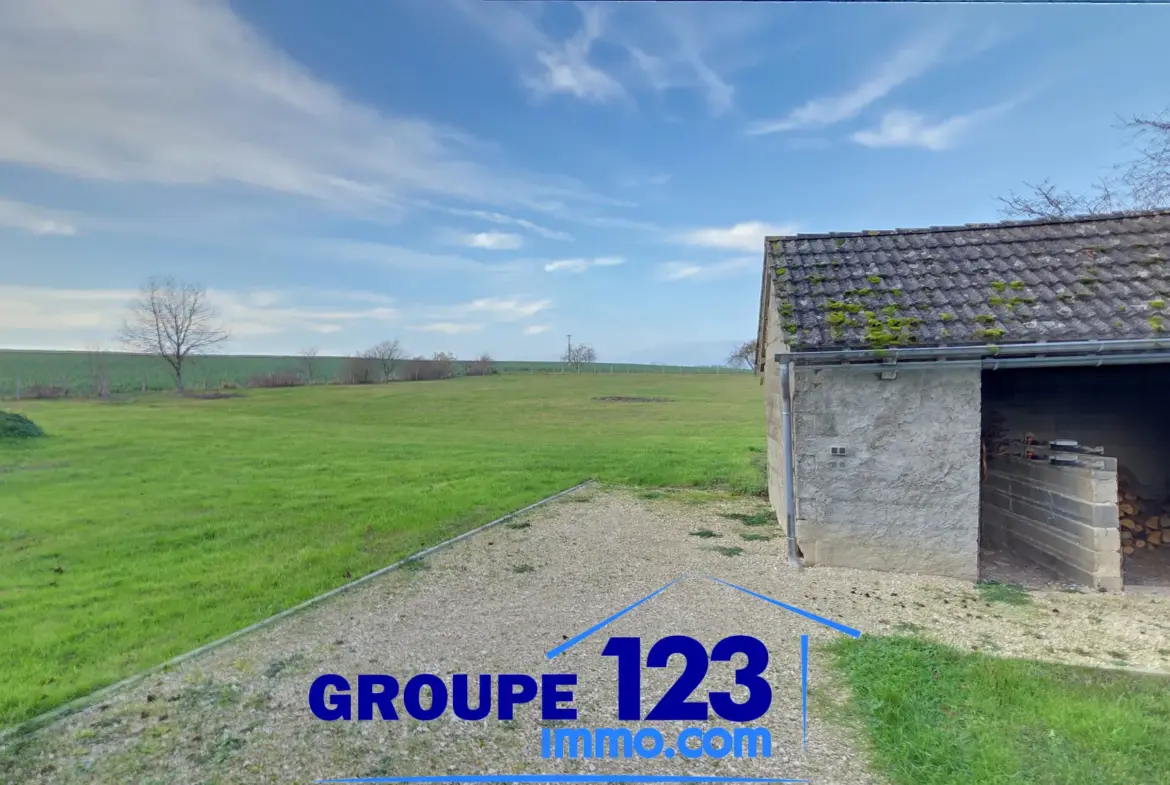 À Saint-Maurice-Thizouaille, pavillon de 1990 sur un grand terrain avec maison à réhabiliter 