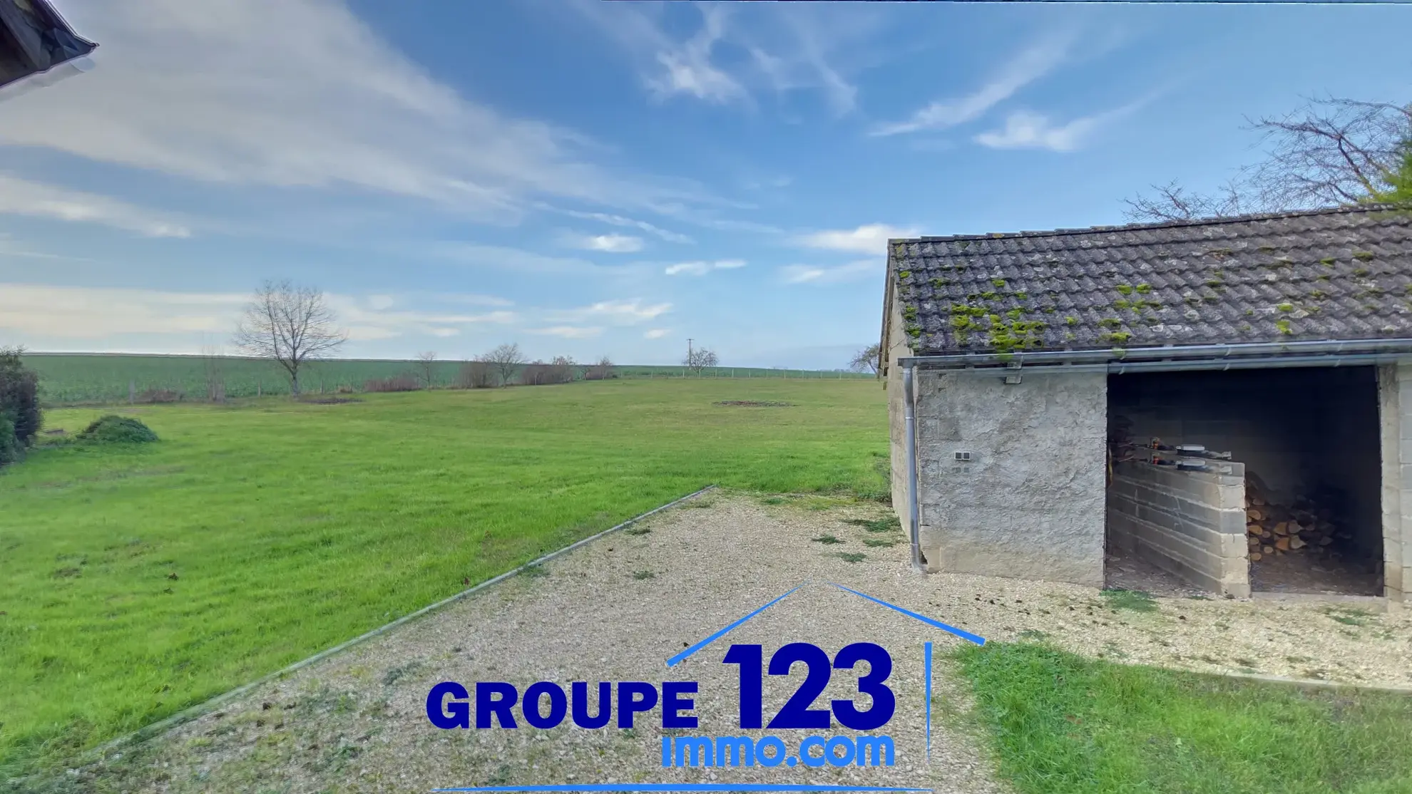 À Saint-Maurice-Thizouaille, pavillon de 1990 sur un grand terrain avec maison à réhabiliter 