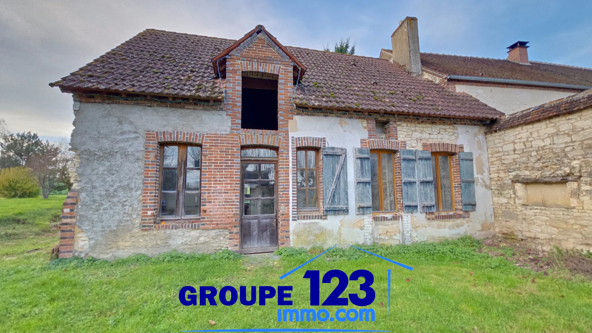 À Saint-Maurice-Thizouaille, pavillon de 1990 sur un grand terrain avec maison à réhabiliter 