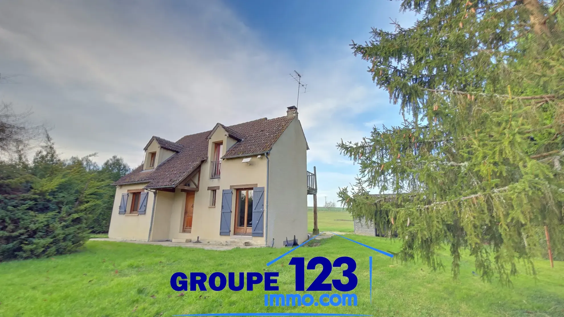 À Saint-Maurice-Thizouaille, pavillon de 1990 sur un grand terrain avec maison à réhabiliter 