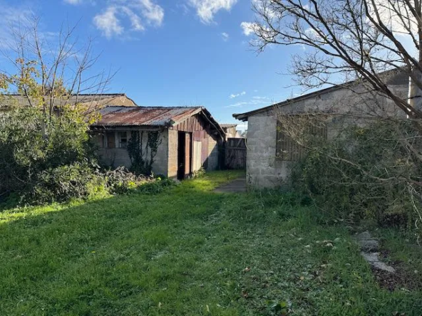 Terrain à bâtir à Sainte-Hermine - 170 m² avec dépendances