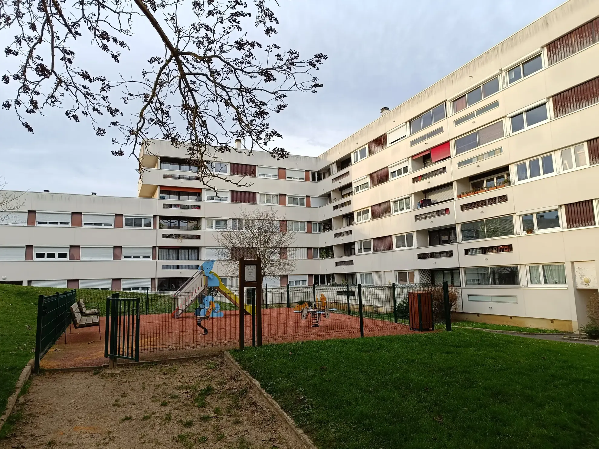 Appartement F2 de 54 m² à Plaisir avec parking et cave 