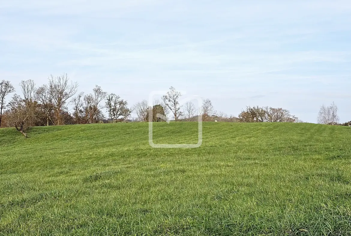 Beau terrain à Mansac avec vue dégagée 