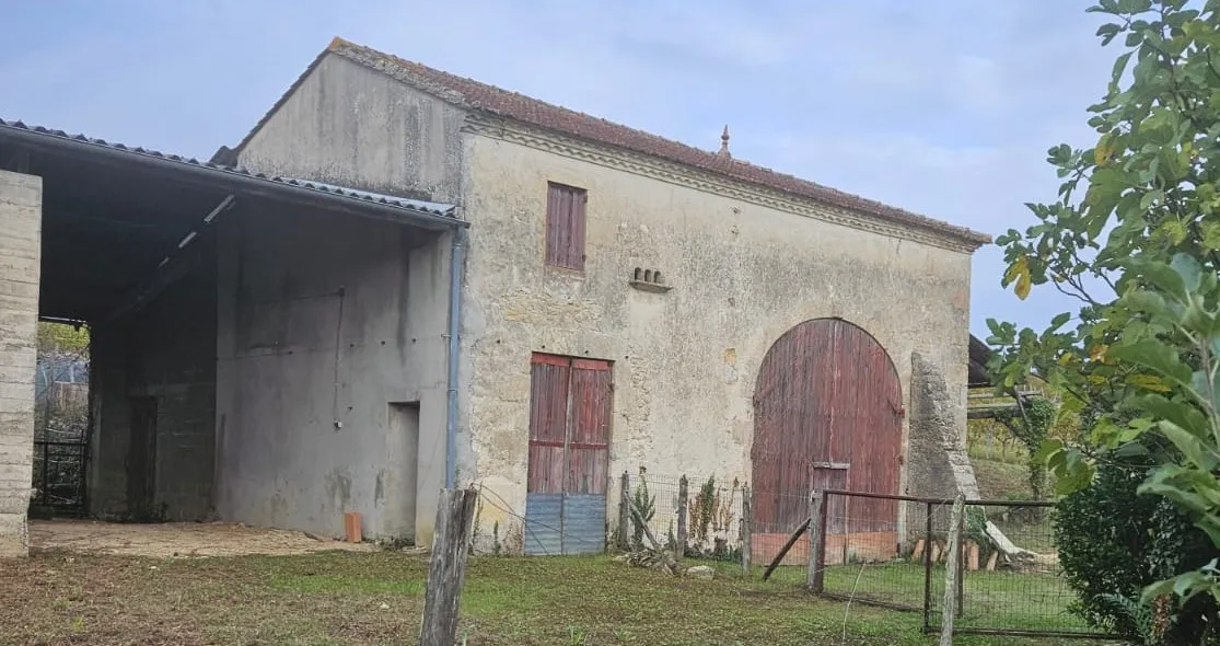 Longère en pierre à rénover avec dépendances à St Félix de Foncaude 