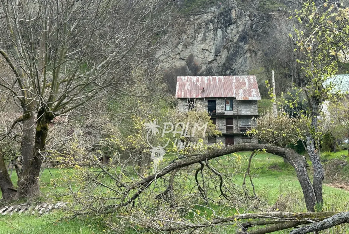 Bâtisse en pierre à rénover à Saint-Etienne-de-Tinée 