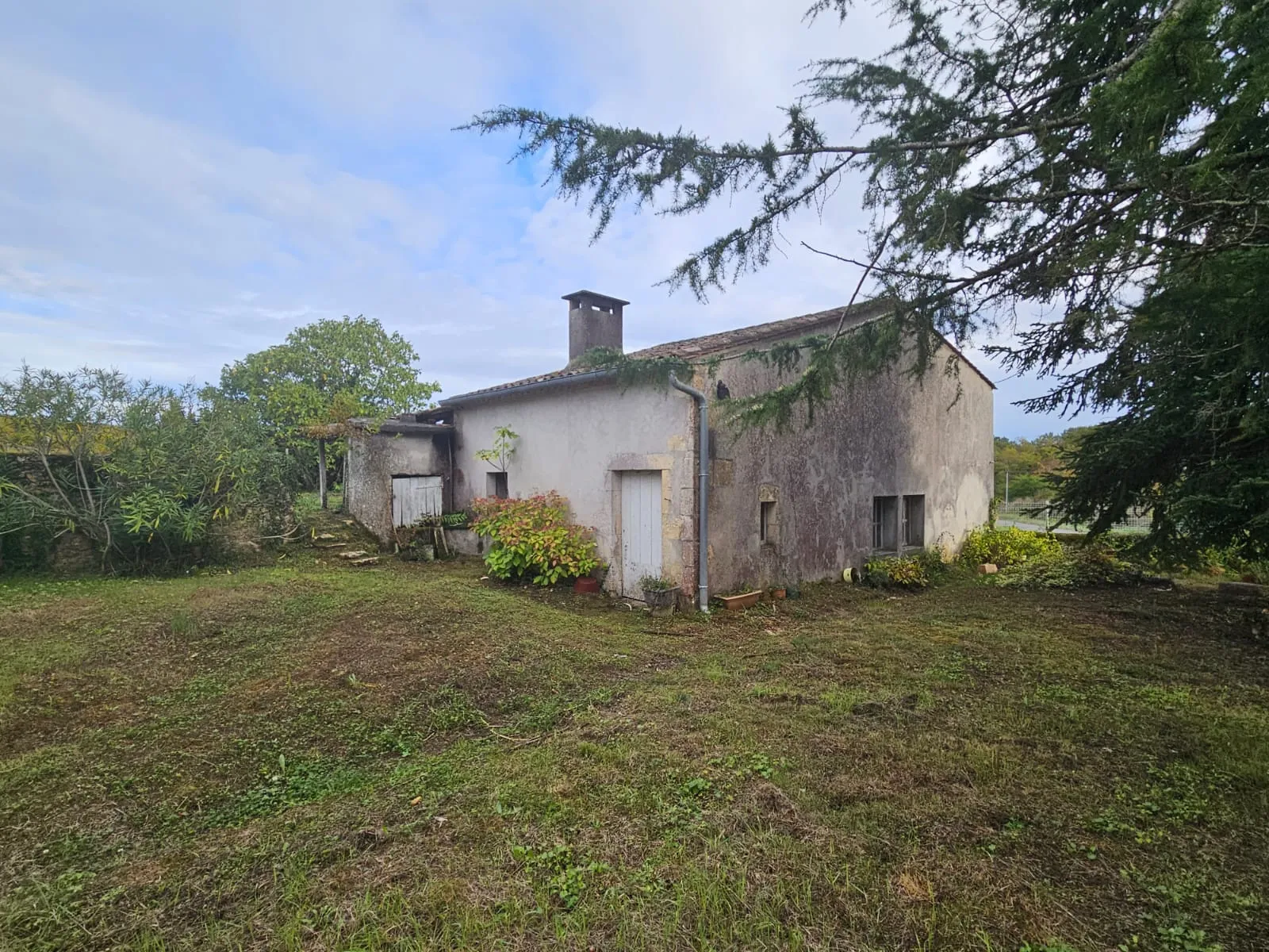 Longère en pierre à rénover avec dépendances à St Félix de Foncaude 