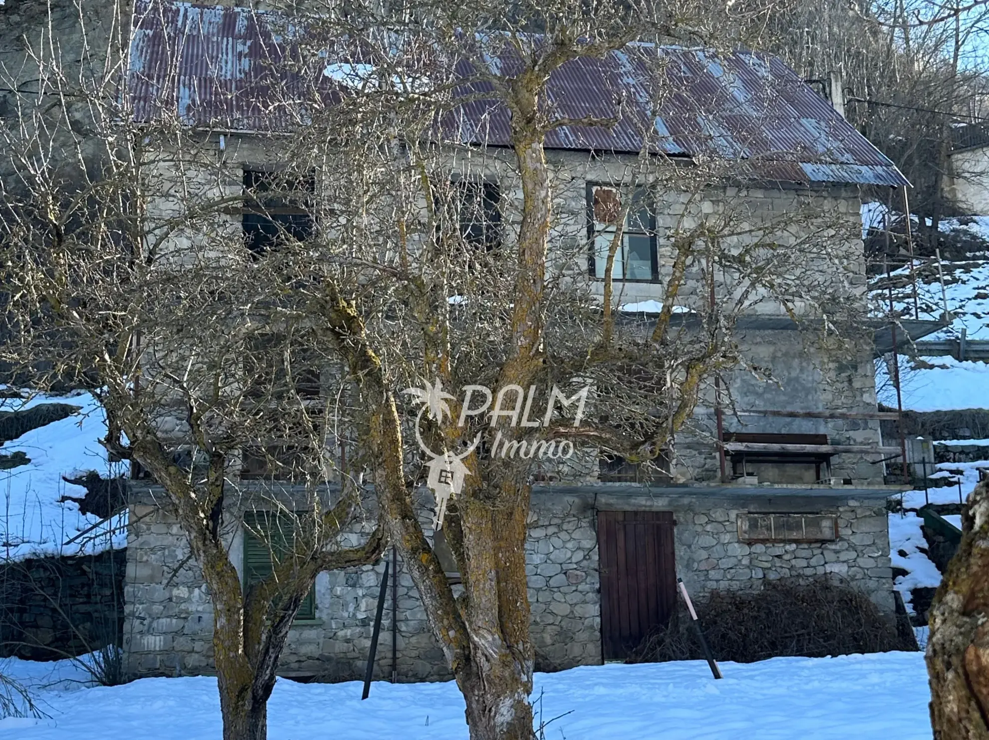 Bâtisse en pierre à rénover à Saint-Etienne-de-Tinée 