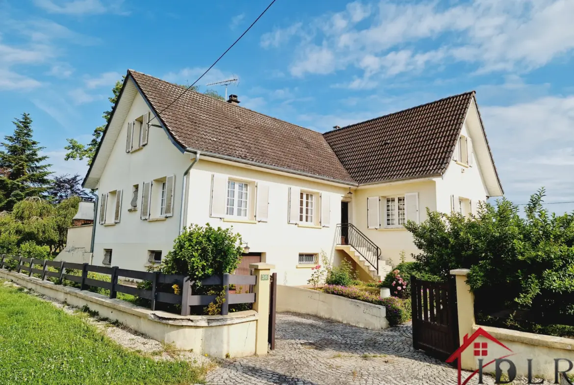 Pavillon de 190 m2 habitable sur terrain clos à Guyonvelle 