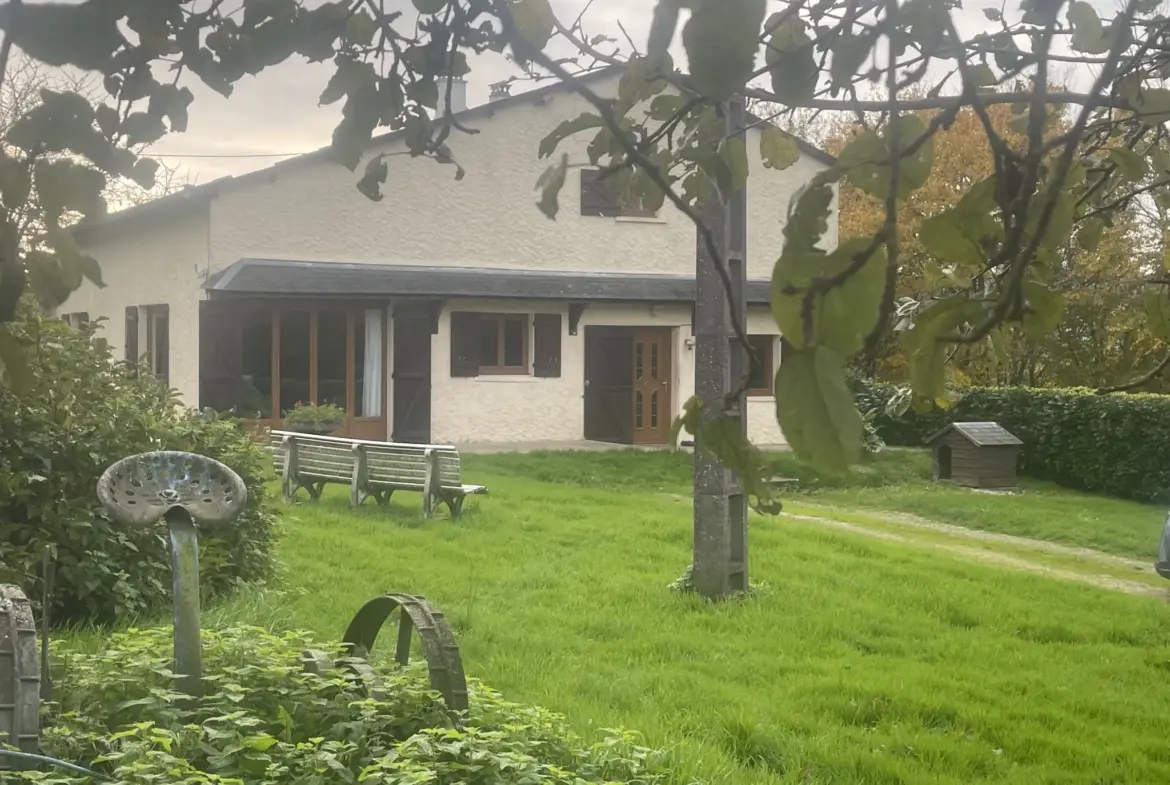 Maison au calme sur 5000 m² de terrain à Camembert 