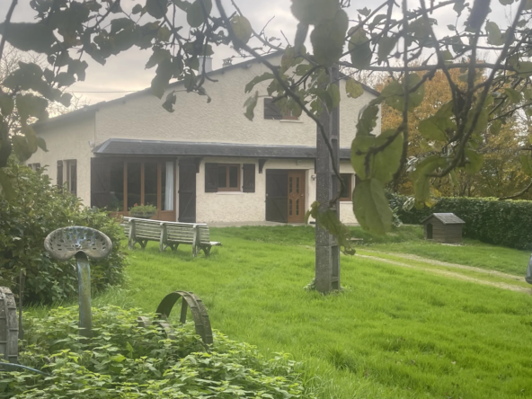 Maison au calme sur 5000 m² de terrain à Camembert