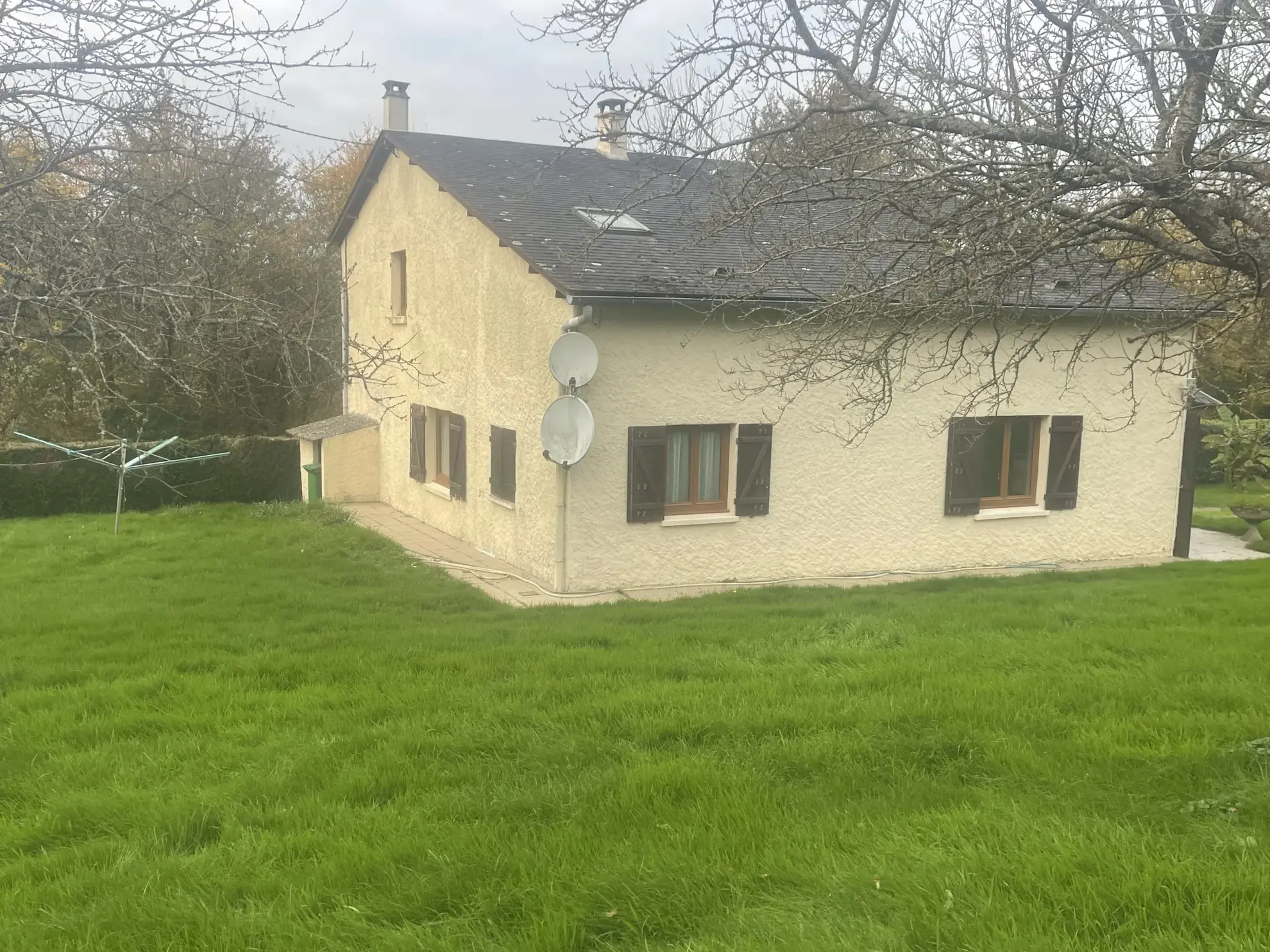 Maison au calme sur 5000 m² de terrain à Camembert 