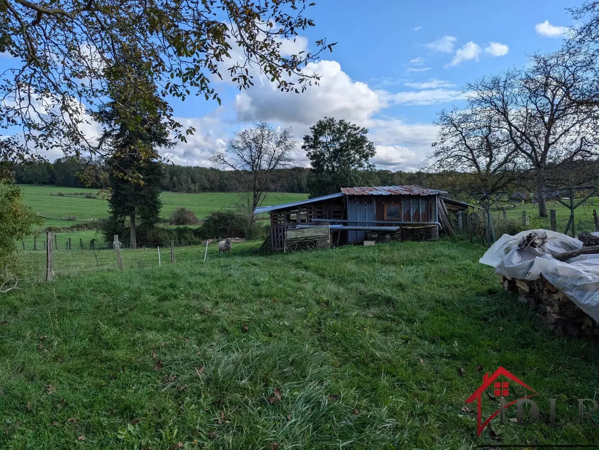 Ensemble immobilier à vendre à Saint Loup Nantouard 