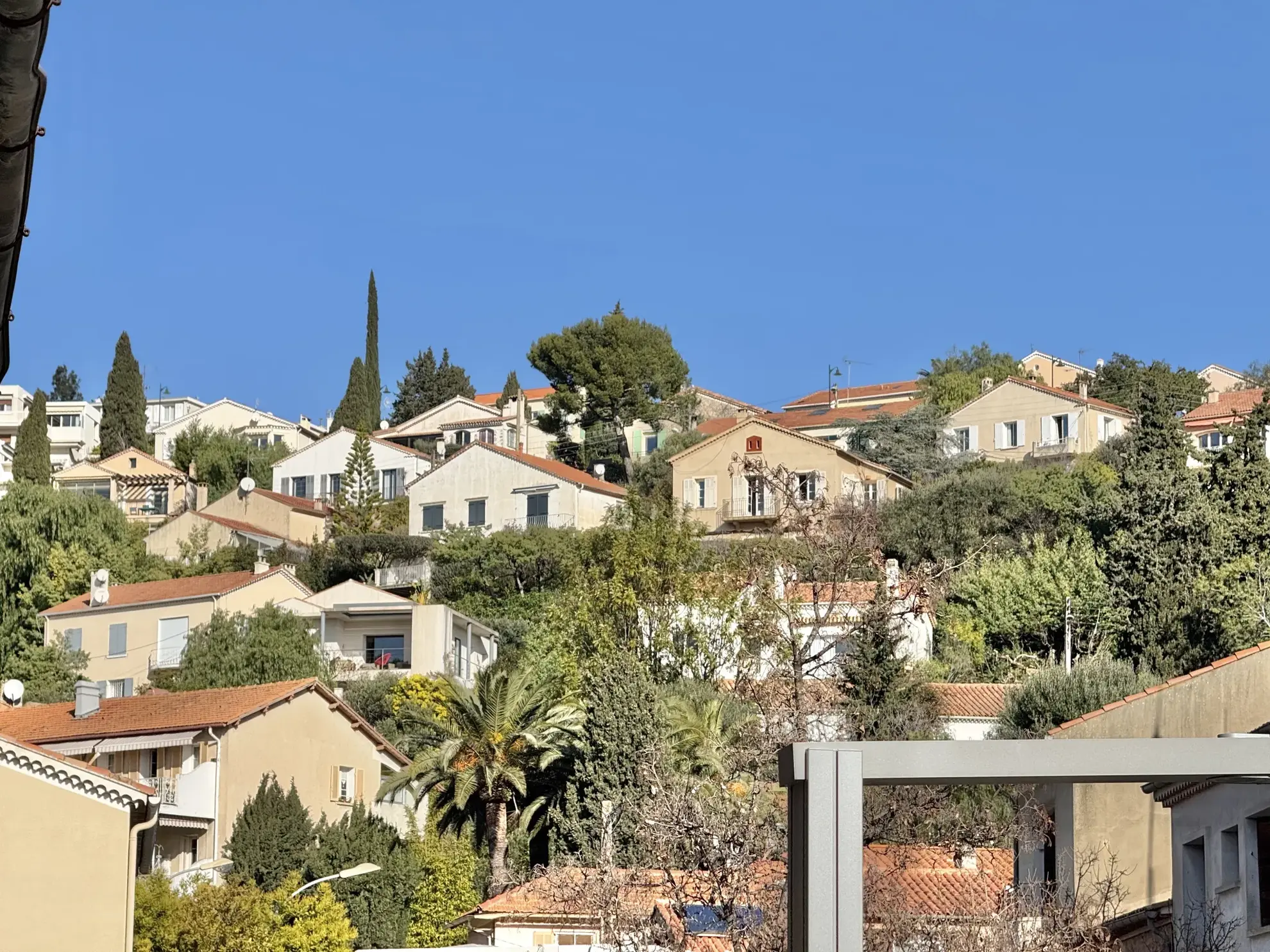 Appartement T3 avec terrasse à Hyères, quartier prisé 