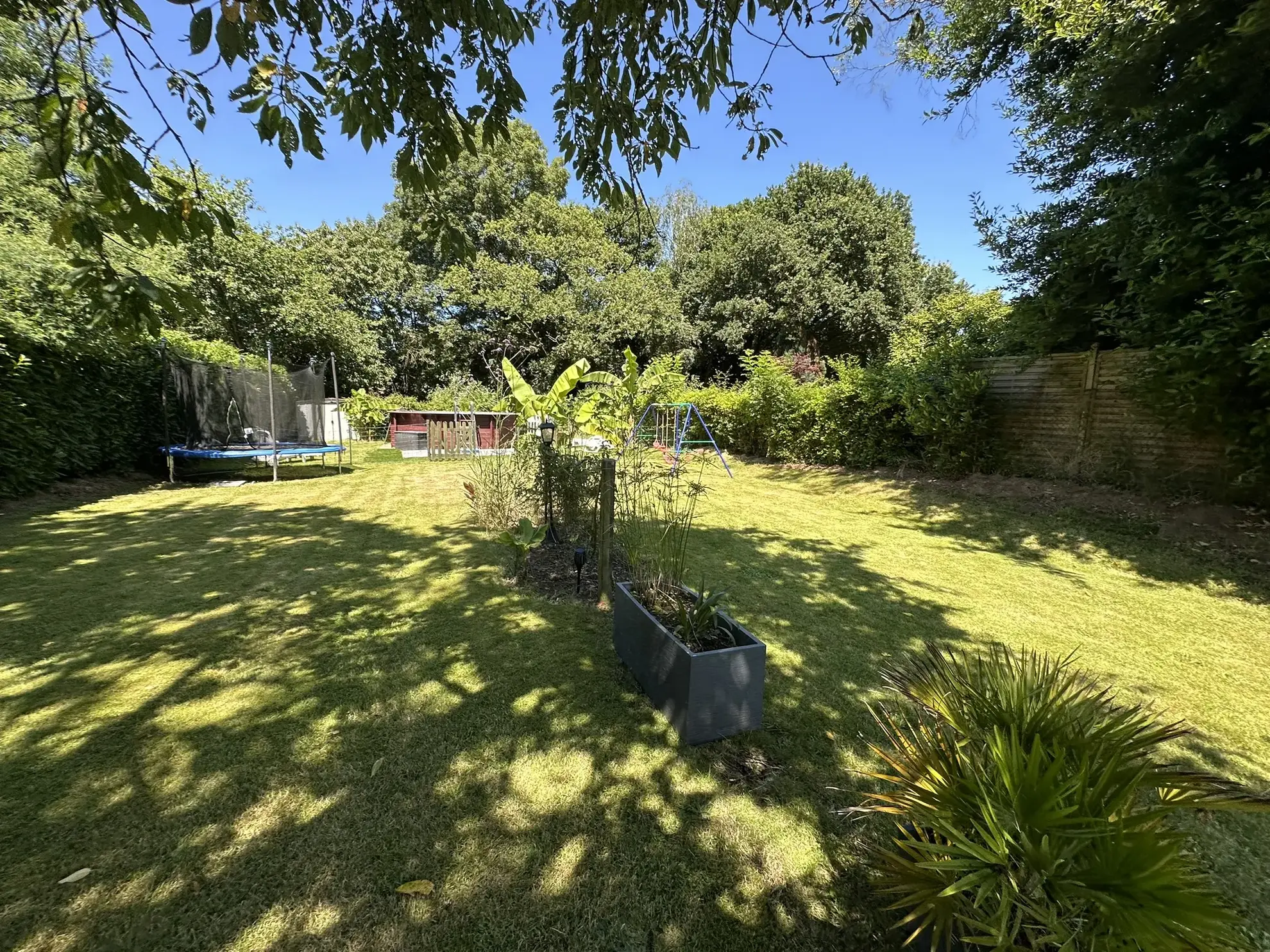 Maison rénovée du 19ème siècle à Plumeliau avec jardin clos 