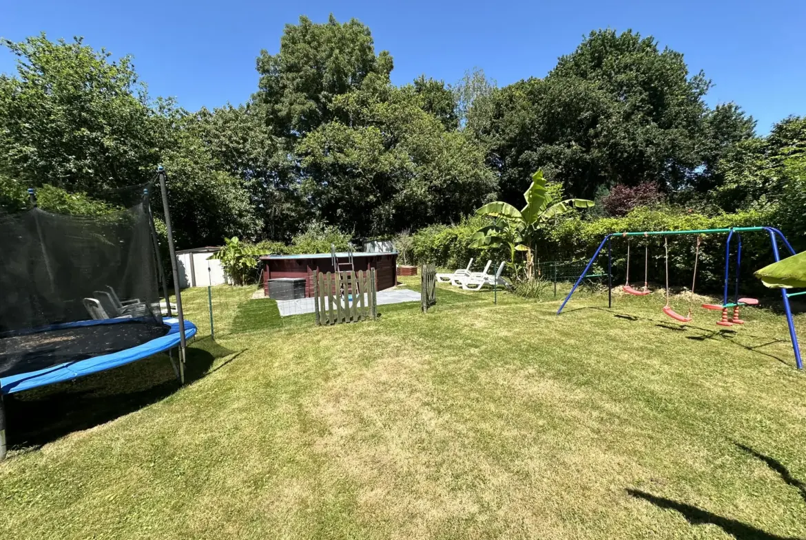 Maison rénovée du 19ème siècle à Plumeliau avec jardin clos 