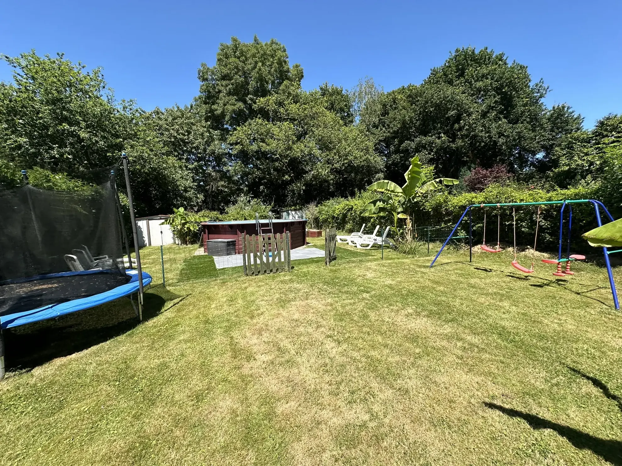 Maison rénovée du 19ème siècle à Plumeliau avec jardin clos 