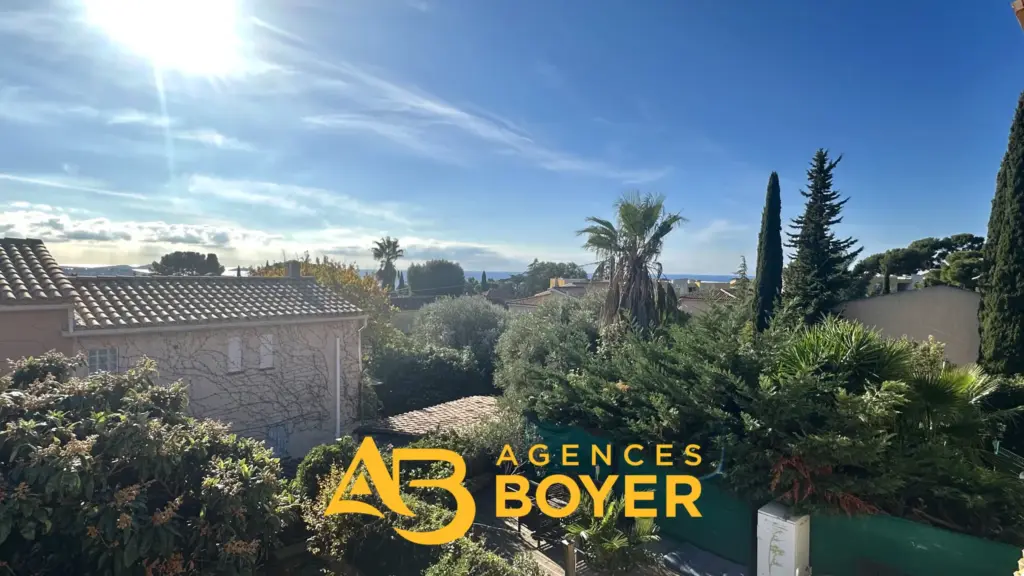 T3 en Duplex à Bandol avec Terrasse et Vue Partielle Mer