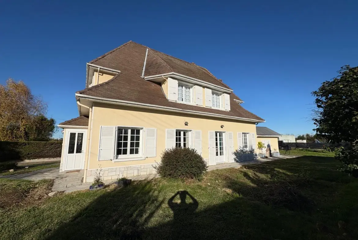 Maison rénovée avec 4 chambres à Vic-en-Bigorre à vendre 